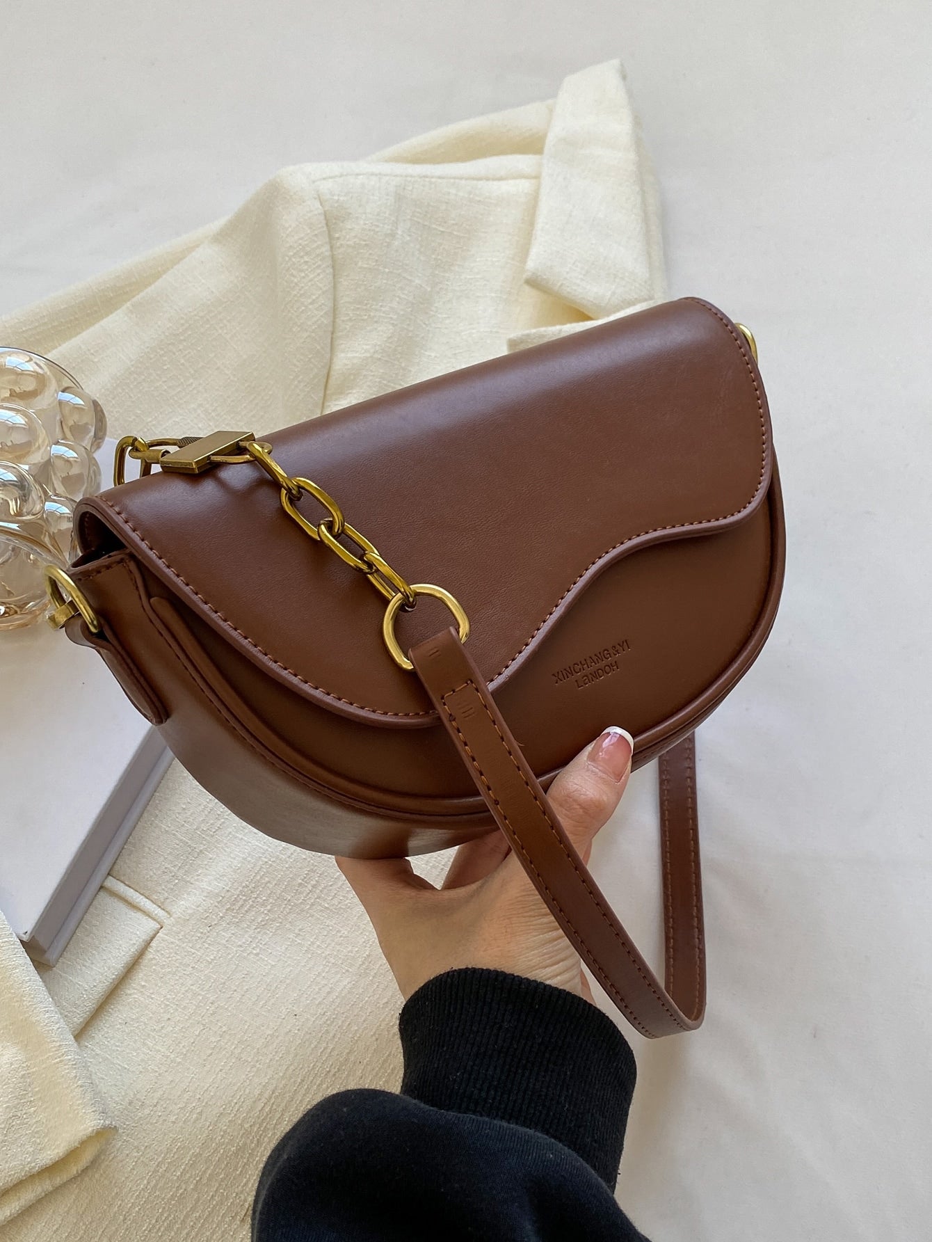 Bolsa Transversal Feminina Moderna com Estampa de Letras e Alça Ajustável