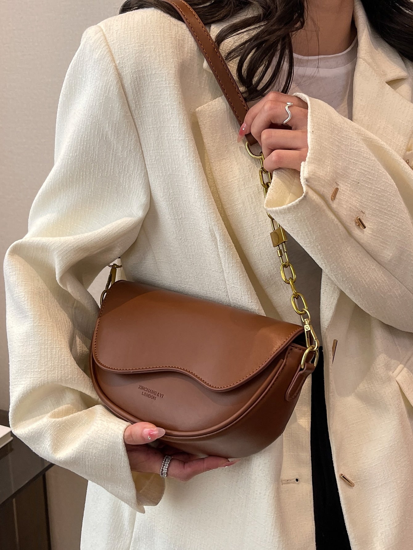 Bolsa Transversal Feminina Moderna com Estampa de Letras e Alça Ajustável