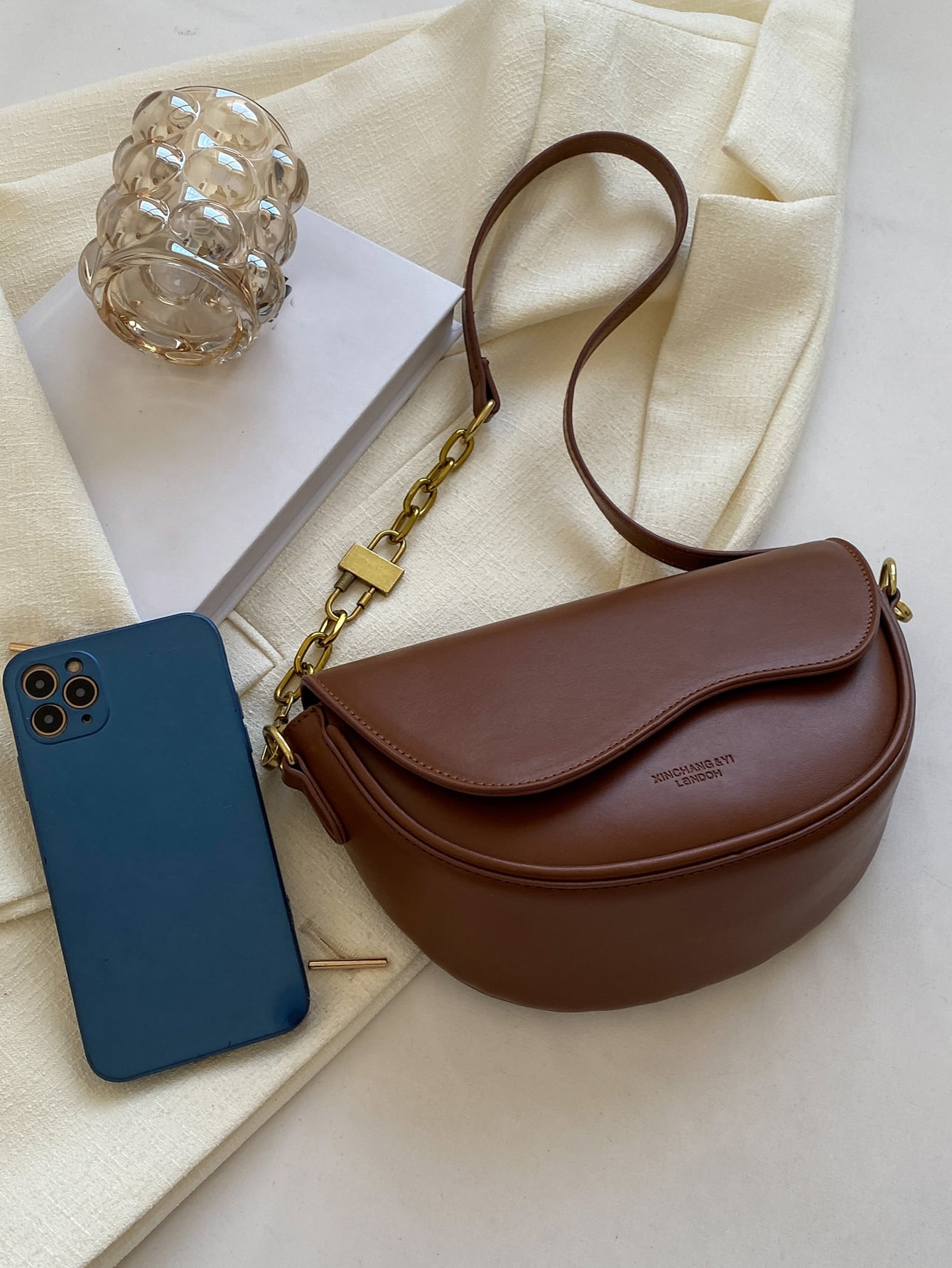 Bolsa Transversal Feminina Moderna com Estampa de Letras e Alça Ajustável