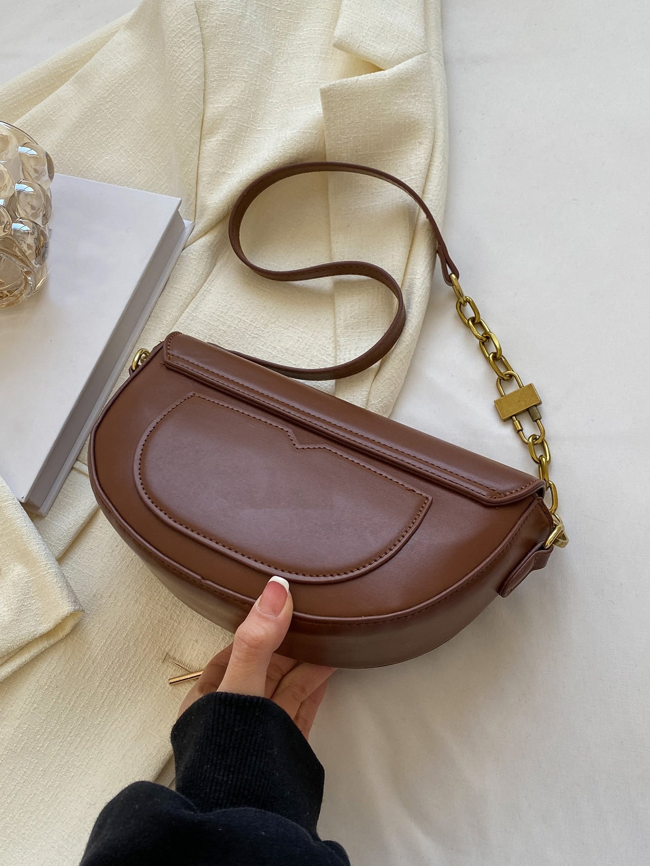 Bolsa Transversal Feminina Moderna com Estampa de Letras e Alça Ajustável