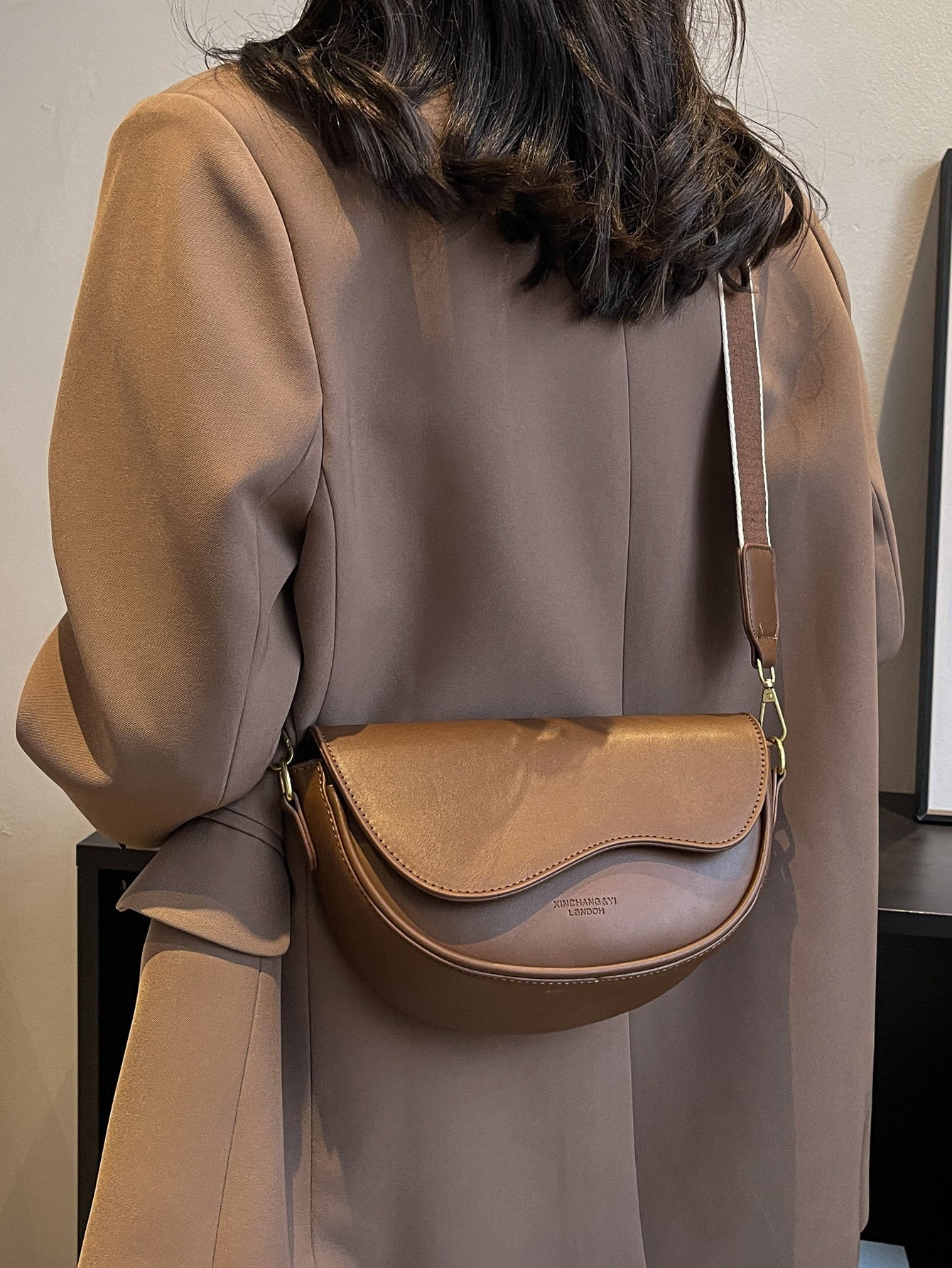 Bolsa Transversal Feminina Moderna com Estampa de Letras e Alça Ajustável