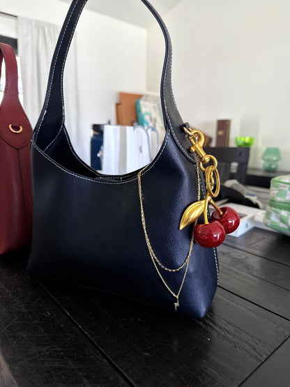 Bolsa Amelia Couro Sintético com Charm Cereja: Estilo e Versatilidade
