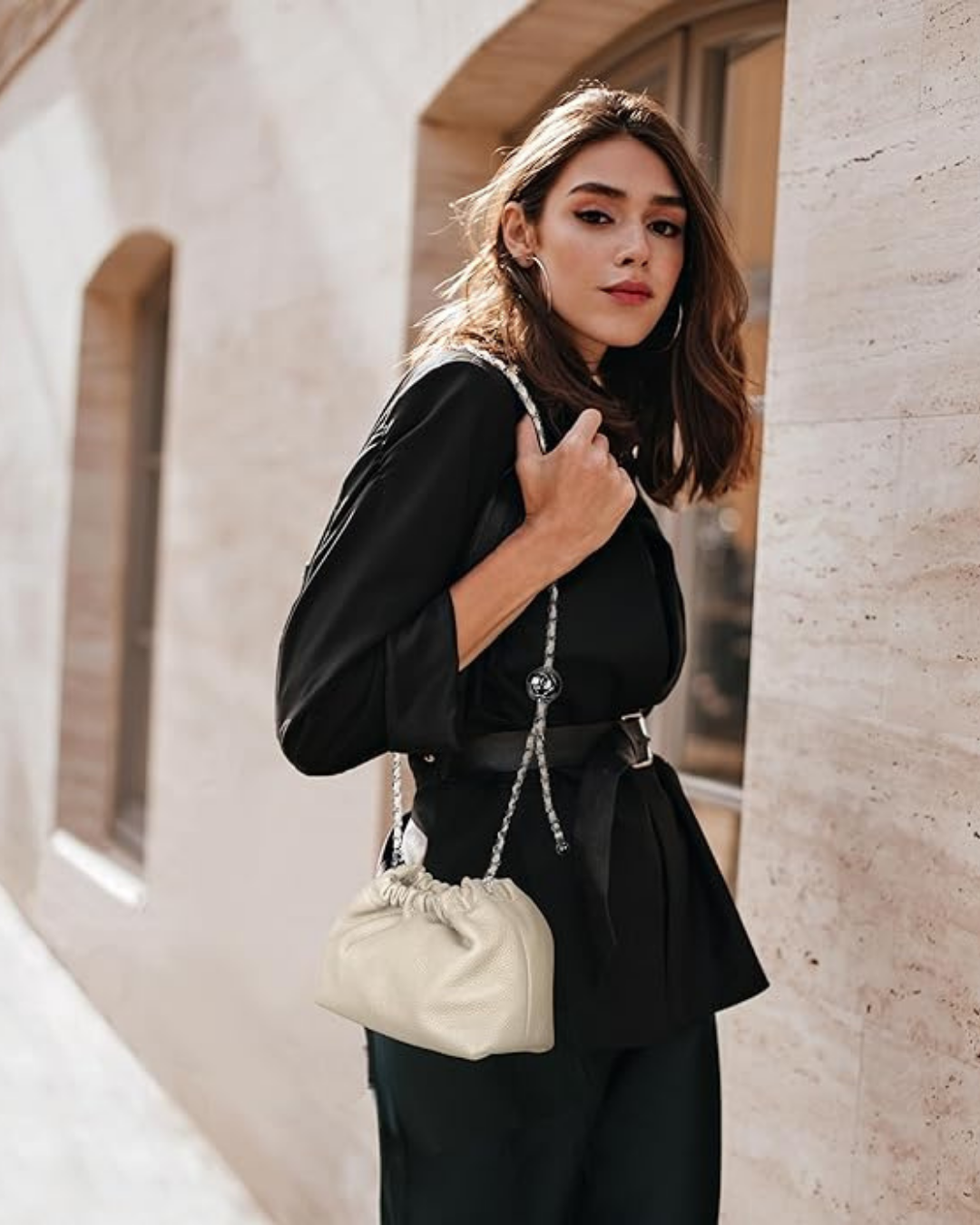 Bolsa Phoebe Vegana: Design Trançado, Alça Corrente, Versátil e Elegante