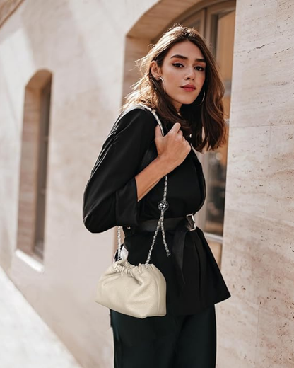 Bolsa Phoebe Vegana: Design Trançado, Alça Corrente, Versátil e Elegante