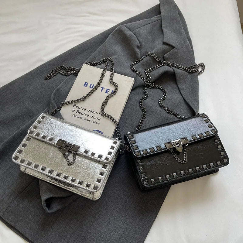 Bolsa de Ombro Pequena Xotind com Rebites Corrente Estilo Punk Feminina Couro PU