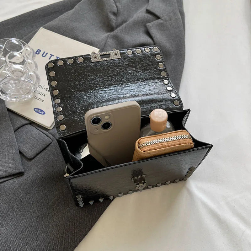 Bolsa de Ombro Pequena Xotind com Rebites Corrente Estilo Punk Feminina Couro PU