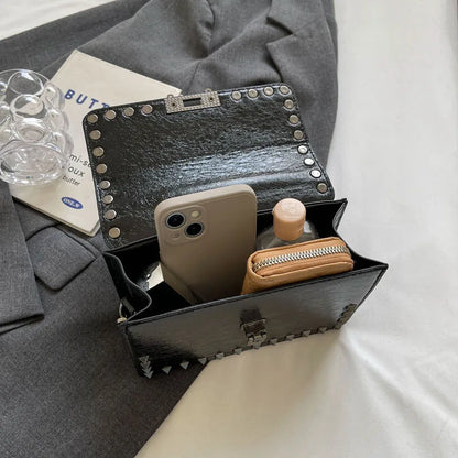 Bolsa de Ombro Pequena Xotind com Rebites Corrente Estilo Punk Feminina Couro PU