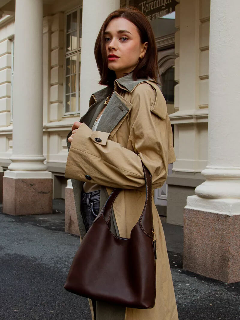 Bolsa Amelia Couro Sintético com Charm Cereja: Estilo e Versatilidade