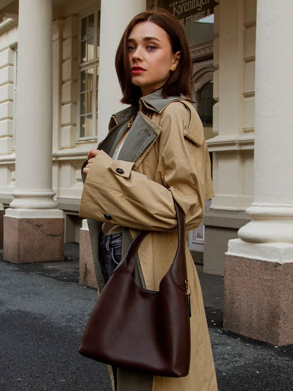 Bolsa Amelia Couro Sintético com Charm Cereja: Estilo e Versatilidade