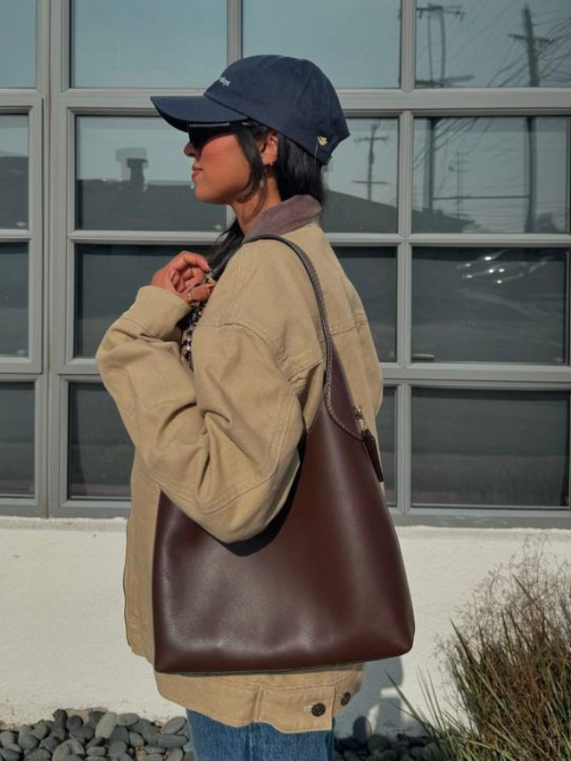 Bolsa Amelia Couro Sintético com Charm Cereja: Estilo e Versatilidade