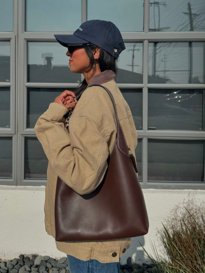 Bolsa Amelia Couro Sintético com Charm Cereja: Estilo e Versatilidade