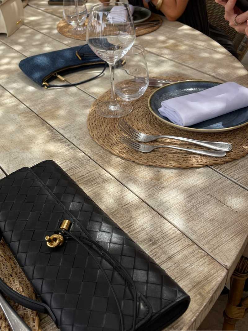 Bolsa Bianca SOERA: Couro Vegano Trançado, Elegância Compacta e Fecho Dourado