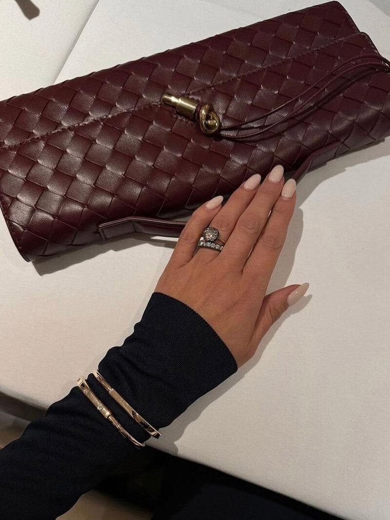 Bolsa Bianca SOERA: Couro Vegano Trançado, Elegância Compacta e Fecho Dourado