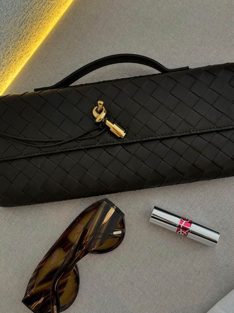 Bolsa Bianca SOERA: Couro Vegano Trançado, Elegância Compacta e Fecho Dourado