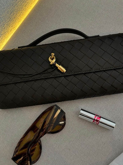 Bolsa Bianca SOERA: Couro Vegano Trançado, Elegância Compacta e Fecho Dourado