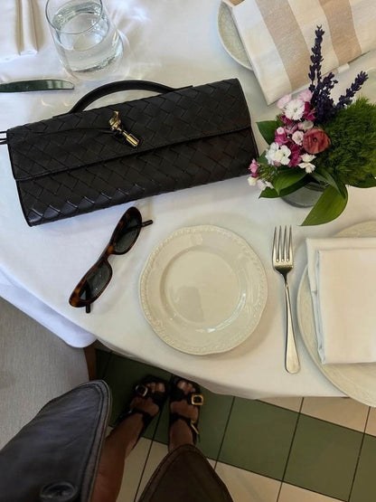 Bolsa Bianca SOERA: Couro Vegano Trançado, Elegância Compacta e Fecho Dourado