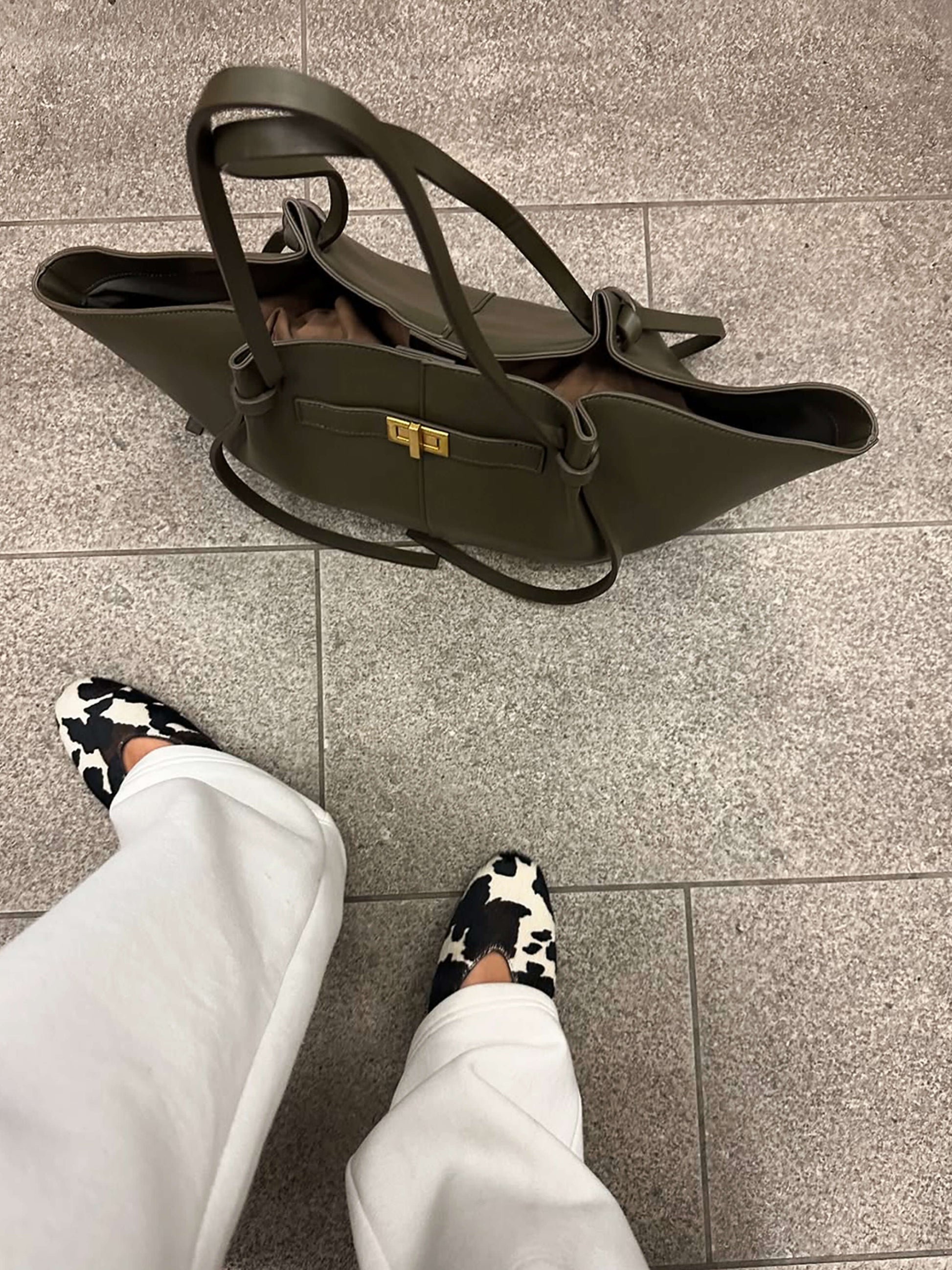 Bolsa Shopper Gerda Luxuosa Couro Vegano: Elegância Atemporal e Espaçosa para o Dia a Dia