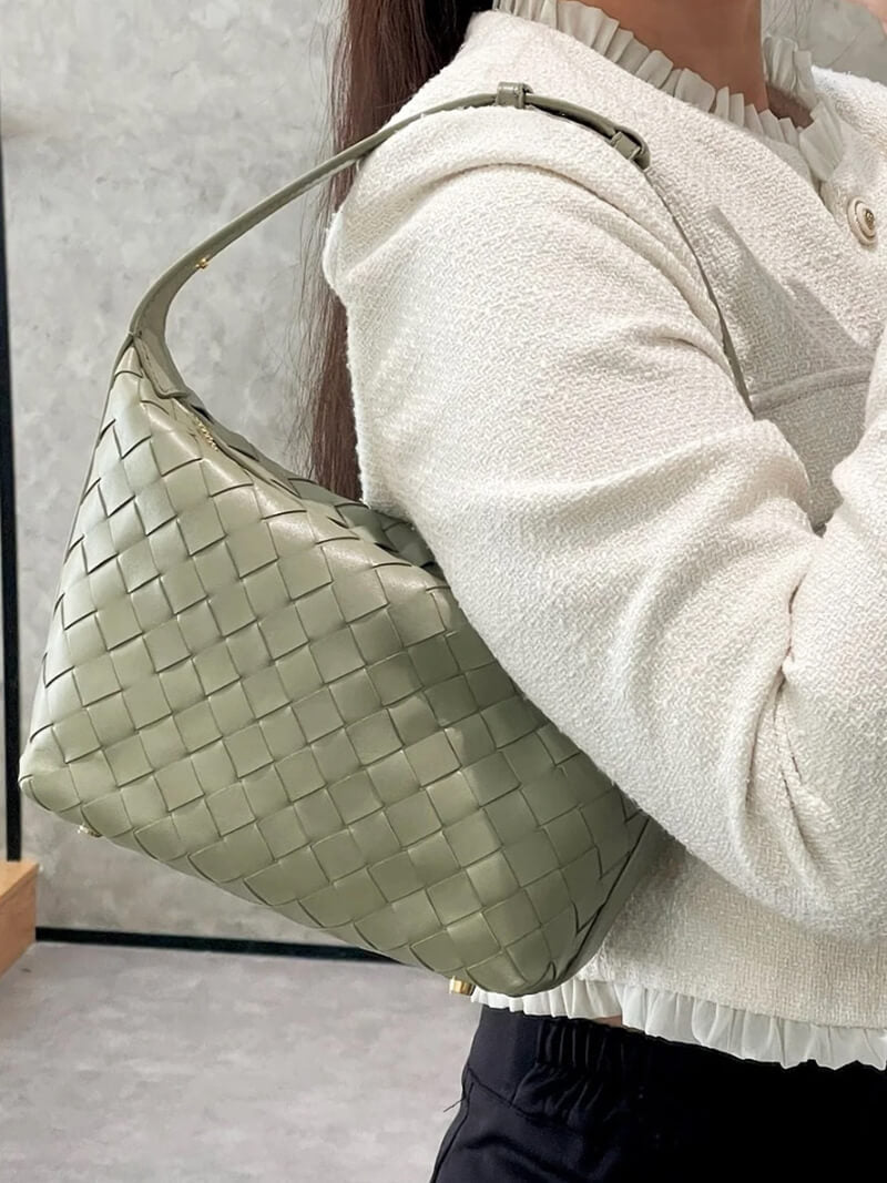 Bolsa Mini Mica Trançada Vegana: Elegância Compacta, Textura Moderna, Alça Ajustável