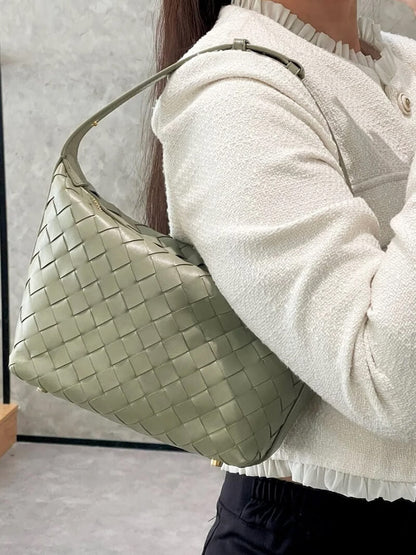 Bolsa Mini Mica Trançada Vegana: Elegância Compacta, Textura Moderna, Alça Ajustável
