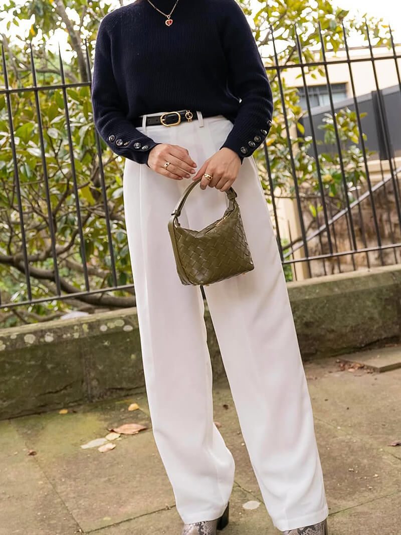 Bolsa Mini Mica Trançada Vegana: Elegância Compacta, Textura Moderna, Alça Ajustável