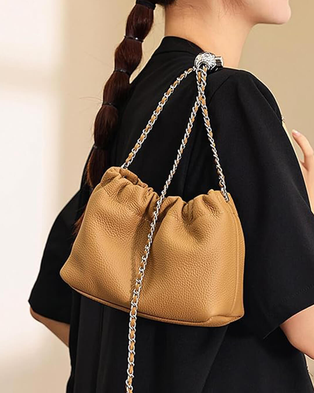 Bolsa Phoebe Vegana: Design Trançado, Alça Corrente, Versátil e Elegante