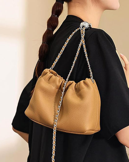Bolsa Phoebe Vegana: Design Trançado, Alça Corrente, Versátil e Elegante