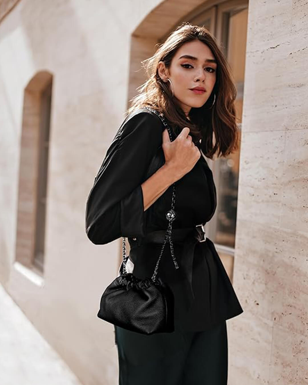 Bolsa Phoebe Vegana: Design Trançado, Alça Corrente, Versátil e Elegante