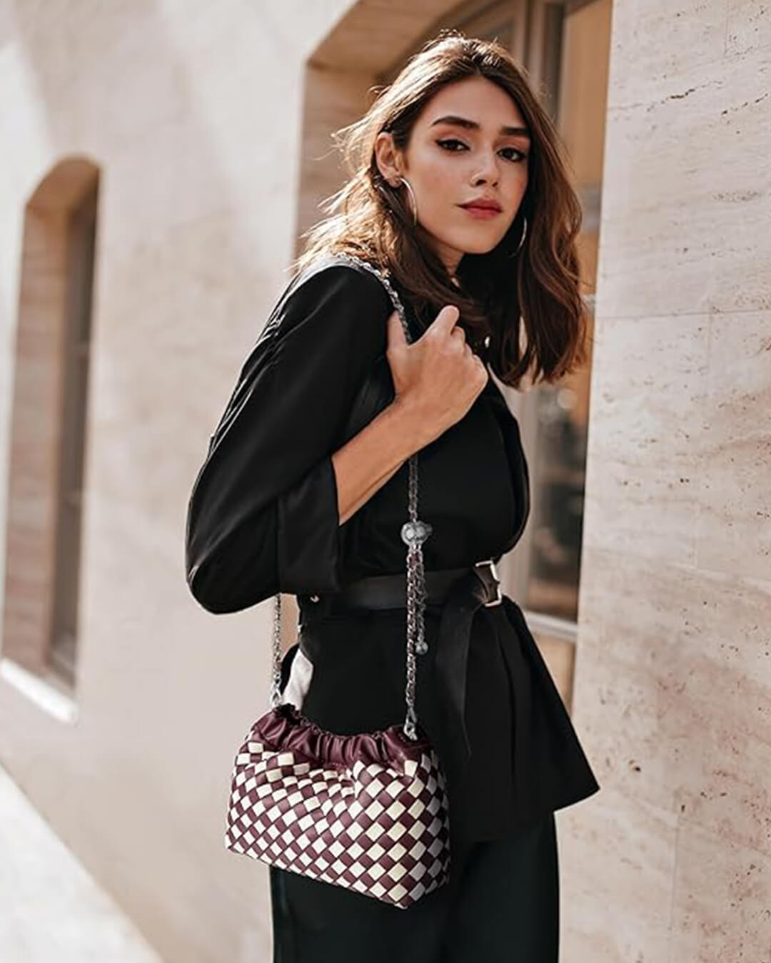 Bolsa Phoebe Vegana: Design Trançado, Alça Corrente, Versátil e Elegante