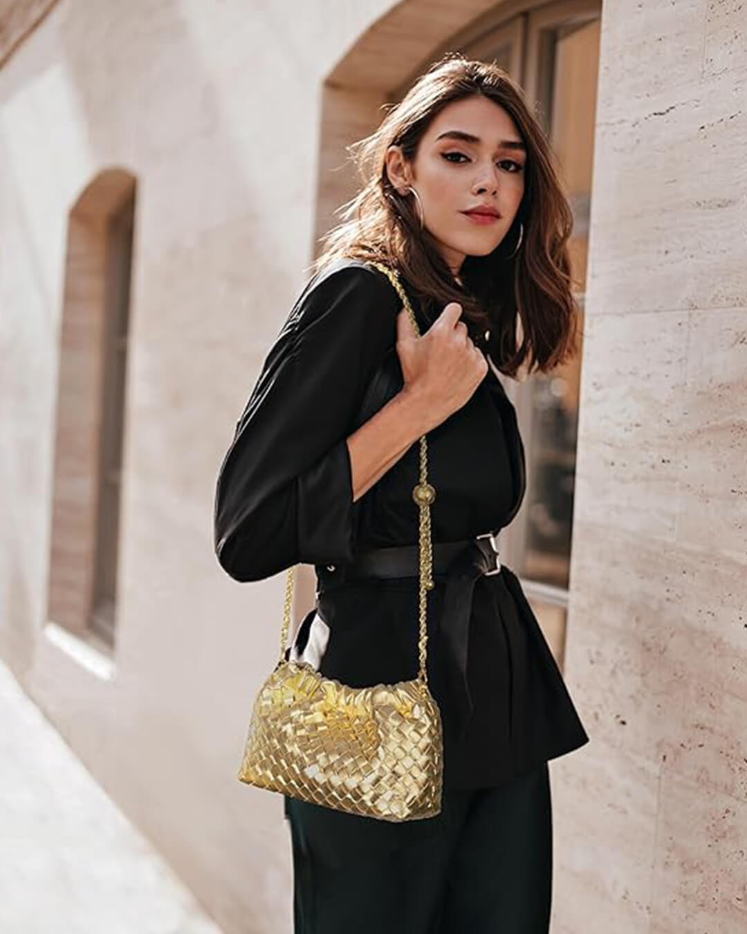 Bolsa Phoebe Vegana: Design Trançado, Alça Corrente, Versátil e Elegante