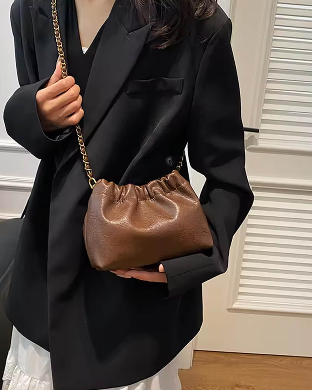 Bolsa Phoebe Vegana: Design Trançado, Alça Corrente, Versátil e Elegante