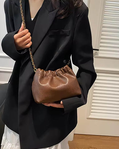 Bolsa Phoebe Vegana: Design Trançado, Alça Corrente, Versátil e Elegante