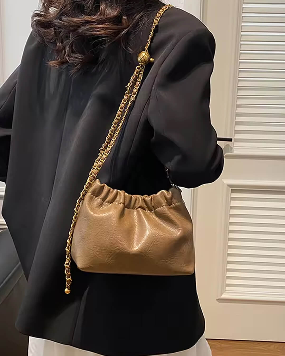 Bolsa Phoebe Vegana: Design Trançado, Alça Corrente, Versátil e Elegante