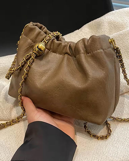 Bolsa Phoebe Vegana: Design Trançado, Alça Corrente, Versátil e Elegante