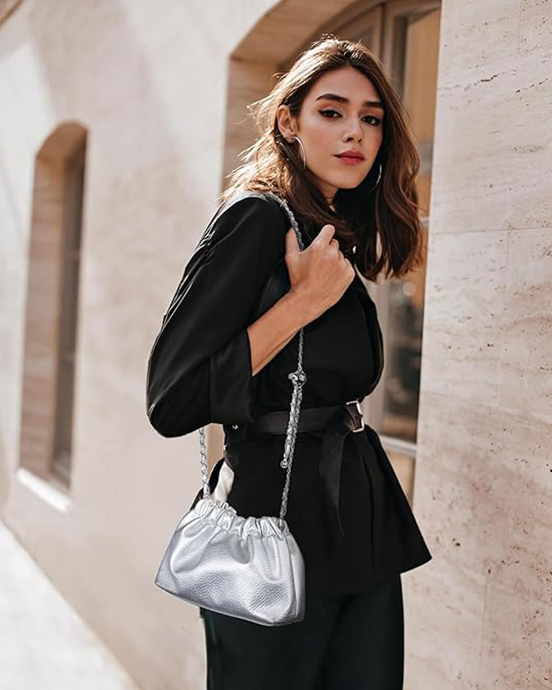 Bolsa Phoebe Vegana: Design Trançado, Alça Corrente, Versátil e Elegante